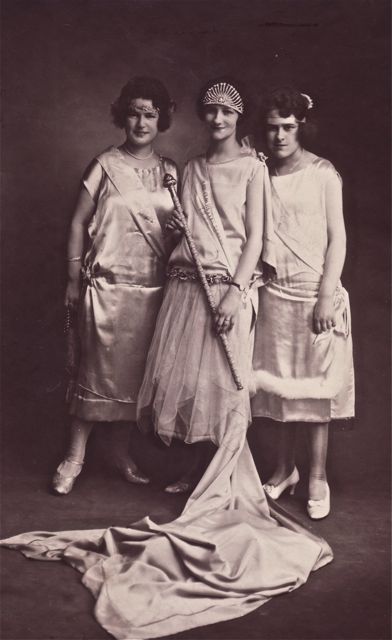 Wij wilden graag onze mooiste meisjes uit het dorp afvaardigen maar het zijn drie dochters van notabelen geworden.